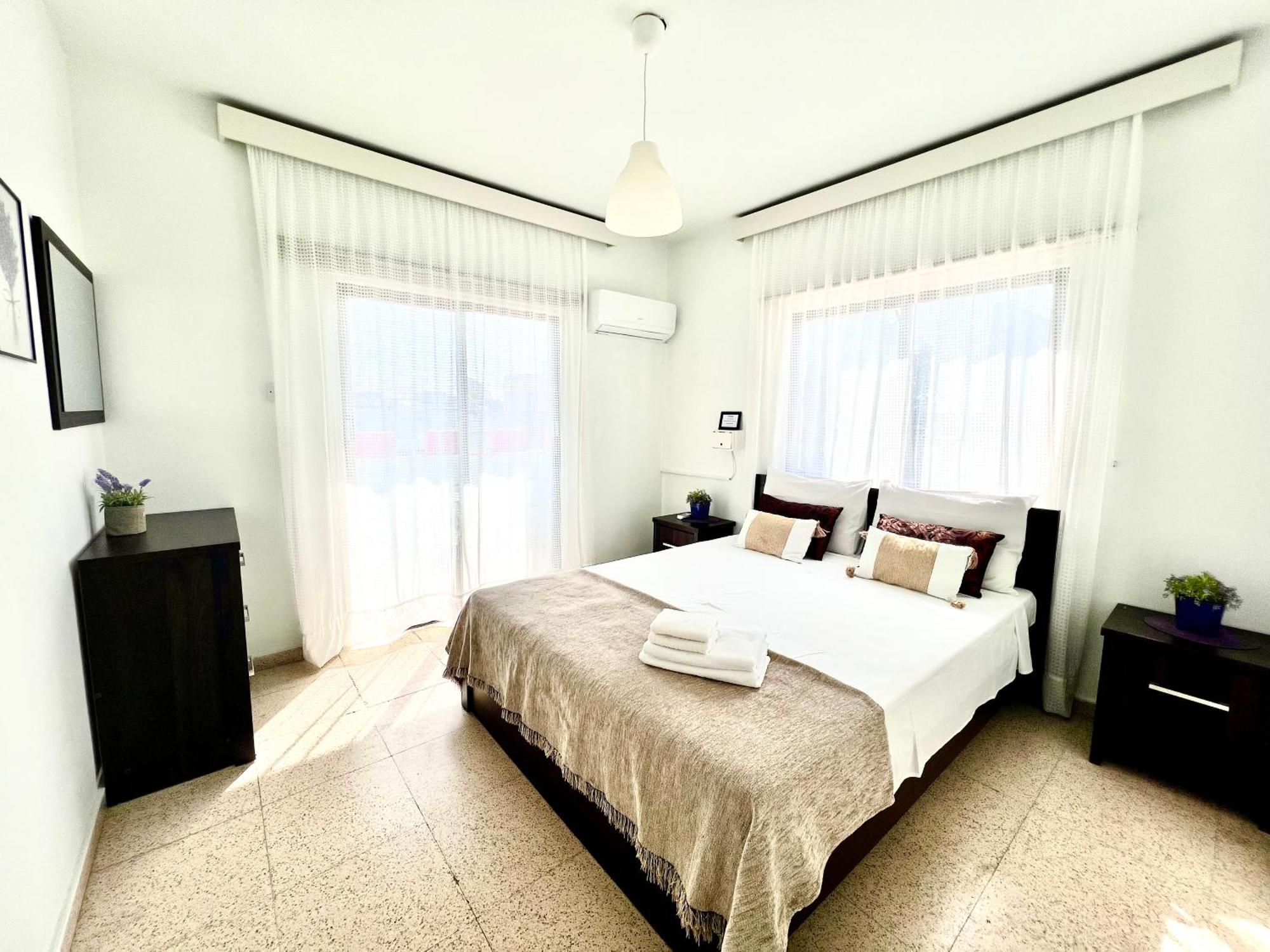 Apt On The Street Of Bars&nightclubs In 11 * Ajia Napa